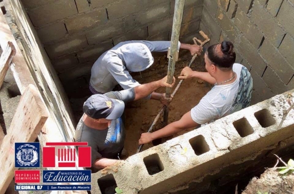 Avanzan trabajos construcción de baños Esc. María de la Cruz
