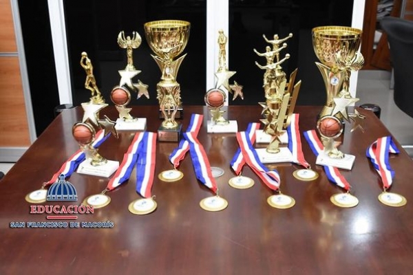 Regional de Educación 07 recibe trofeos y medallas para premiación Convivencia Curriculares