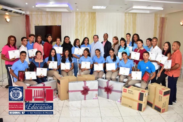 Regional de Educación reconoce estudiantes Máxima Excelencia de Centros Educativos Públicos