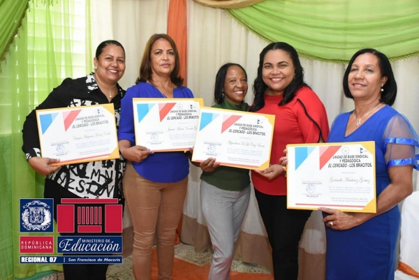 Directora Regional participa en acto reconocimientos a maestros Jubilados