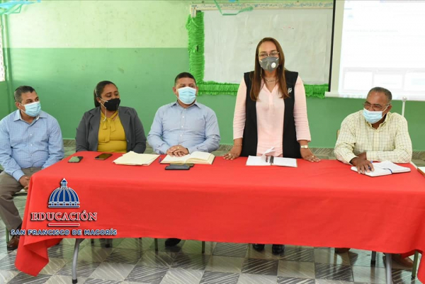 Directora Regional de Educación 07 participa en reunión para el retorno semipresencial en la provincia Hermanas Mirabal