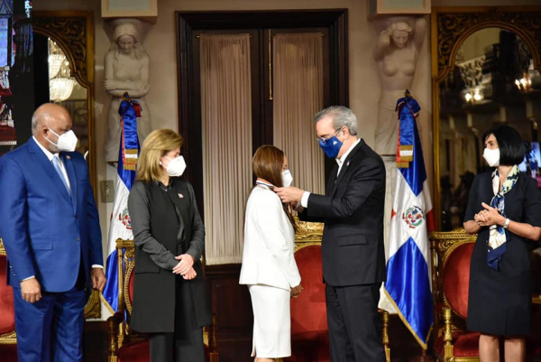 El presidente Luis Abinader entregó este miércoles la Medalla a la Excelencia Magisterial 2021,