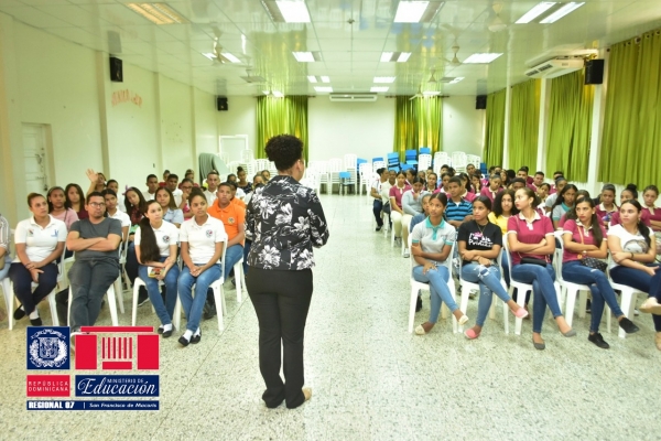 INAFOCAM realiza motivación a estudiantes Regional 07 para incursionar en la carrera de Educación