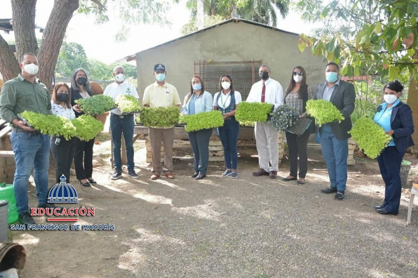 Directora Regional entrega Plántulas y Semillas a Distritos Educativos, provincia Duarte