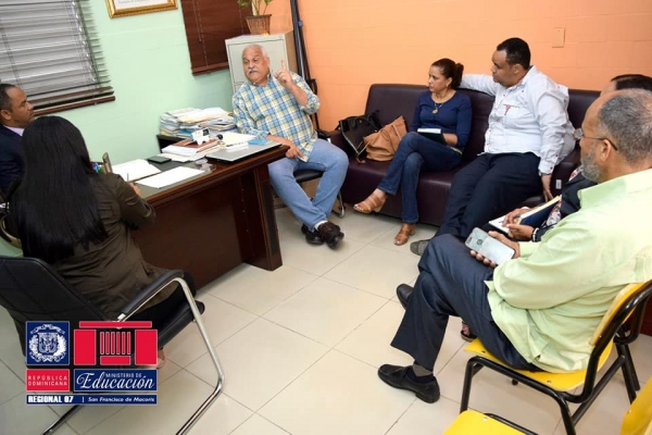 Directora Regional se reúne con Directores Distritales Hermanas Mirabal