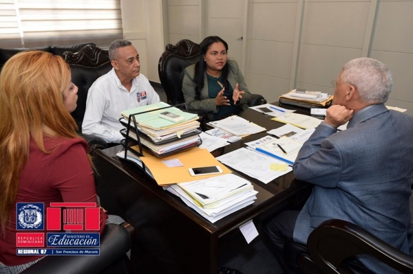 Directora Regional realiza encuentro con Gobernador Provincial Duarte