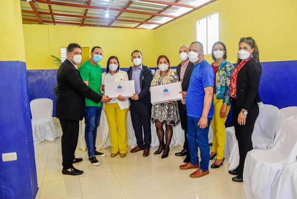 Minerd entrega equipos tecnológicos a internos del Centro de Corrección y Rehabilitación Mao Hombres y en San Juan de la Maguana
