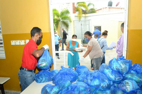 Continua con éxitos entrega de kits alimenticios en Centros Educativos Regional de Educación 07