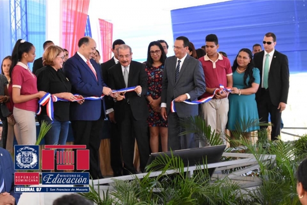 Presidente Danilo Medina entrega un liceo y un centro educativo de Básica en el municipio de Salcedo