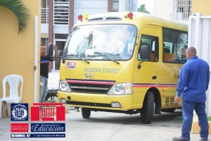 MINERD entrega moderno autob&uacute;s al Centro de Educaci&oacute;n Especial LARPE, beneficiar&aacute; a 115 estudiantes