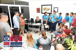 Directora Regional recibe comisi&oacute;n escuela Altagracia Grull&oacute;n