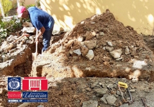 Avanzan trabajos construcci&oacute;n de ba&ntilde;os Esc. Mar&iacute;a de la Cruz