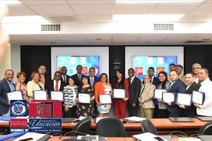 VACD e INAFOCAM reconocen Directora Regional de Educaci&oacute;n 07