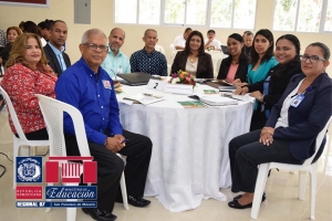 Directora Regional participa en mesa de Dialogo La participaci&oacute;n de la Familia en la Escuela y La Comunidad