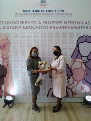 Directora Regional de Educaci&oacute;n 07 participa en acto donde maestra Carmen Zorrilla fue reconocida