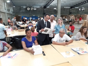 Ministro Pe&ntilde;a Mirabal supervisa centro de almacenamiento, empaque y distribuci&oacute;n de los materiales.