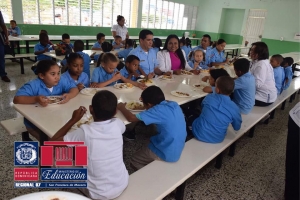 Directora Regional almuerza con estudiantes Escuela Padre Brea