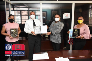 Directora Regional 07 entrega tabletas a maestros excelencia magisterial 2020
