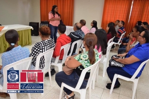 Directora Regional se re&uacute;ne con padres estudiantes meritorios que ser&aacute;n reconocidos por JAC