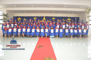 Directora Regional de Educaci&oacute;n 07 participa en graduaci&oacute;n Colegio San Vicente