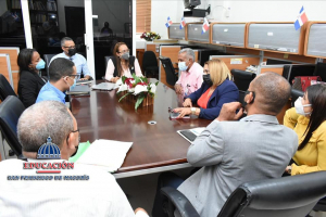 Directora Regional recibe comisi&oacute;n de T&eacute;cnicos Enlaces de diversas &aacute;reas para socializar levantamiento informaci&oacute;n