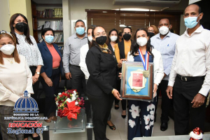 Regional de Educaci&oacute;n 07 reconoce a la maestra en Educaci&oacute;n F&iacute;sica Tatiana D. Reyes