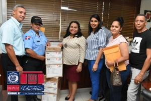 Directora Regional entrega materiales Aplicaci&oacute;n de Pruebas Nacionales