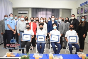 Regional de Educaci&oacute;n reconoce estudiantes ganadores premio Solve For Tomorrow 2021 del Liceo Cient&iacute;fico