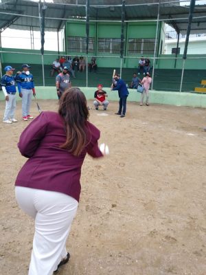 Directora Regional realiza lanzamiento de honor en acto partido de softbol ADP vs equipo Estados Unidos