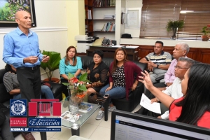 Directora Regional recibe comisi&oacute;n directores y presidente ADP