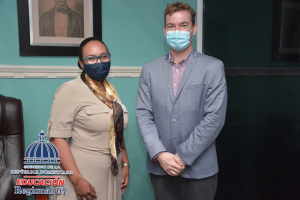 Directora Regional 07 recibe agregado  Cultural de Francia