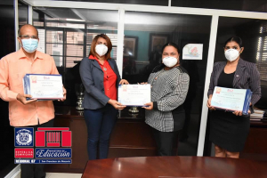 Directora Regional 07 entrega diplomas Programa Nacional de Inducci&oacute;n Docentes de Nuevo Ingreso