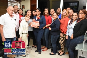 Directora Regional felicita a la secretaria en su D&iacute;a