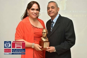 Reconocen Gesti&oacute;n Educativa de Directora Regional Mariel Santos Mora