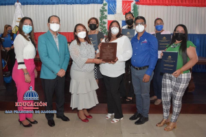 Regional de Educaci&oacute;n reconoce a siete Familias con amplia Trayectoria Magisterial